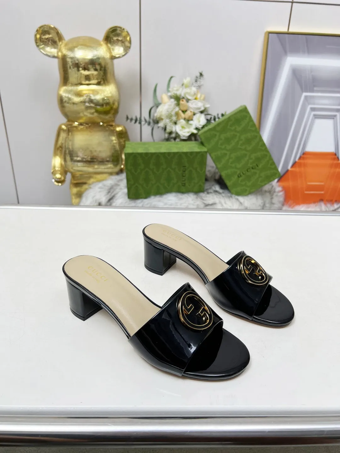👟👟Ex-factory price 360👟👟 Genuine leather sole +40 Gucci 𝟐𝟎𝟐5 new spring and summer double G buckle round toe medium heel slippers, this G family series of slippers are so beautiful, high-end must buy~ The double G Logo is so beautiful on the feet, a classy style! The buttons have the GUCCI logo. Fabric: Cowhide Lining: Sheepskin lining Sheepskin pad Heel height: 5CM Sole: Italian genuine leather outsole Size: 35-44 [42 43 44 customized]